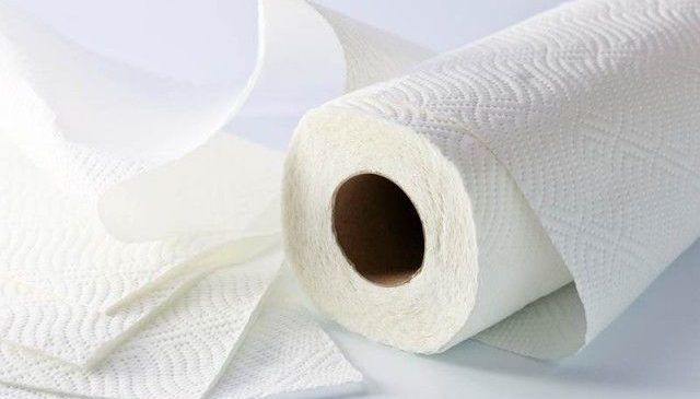 Чистые бумажные полотенца и салфетки